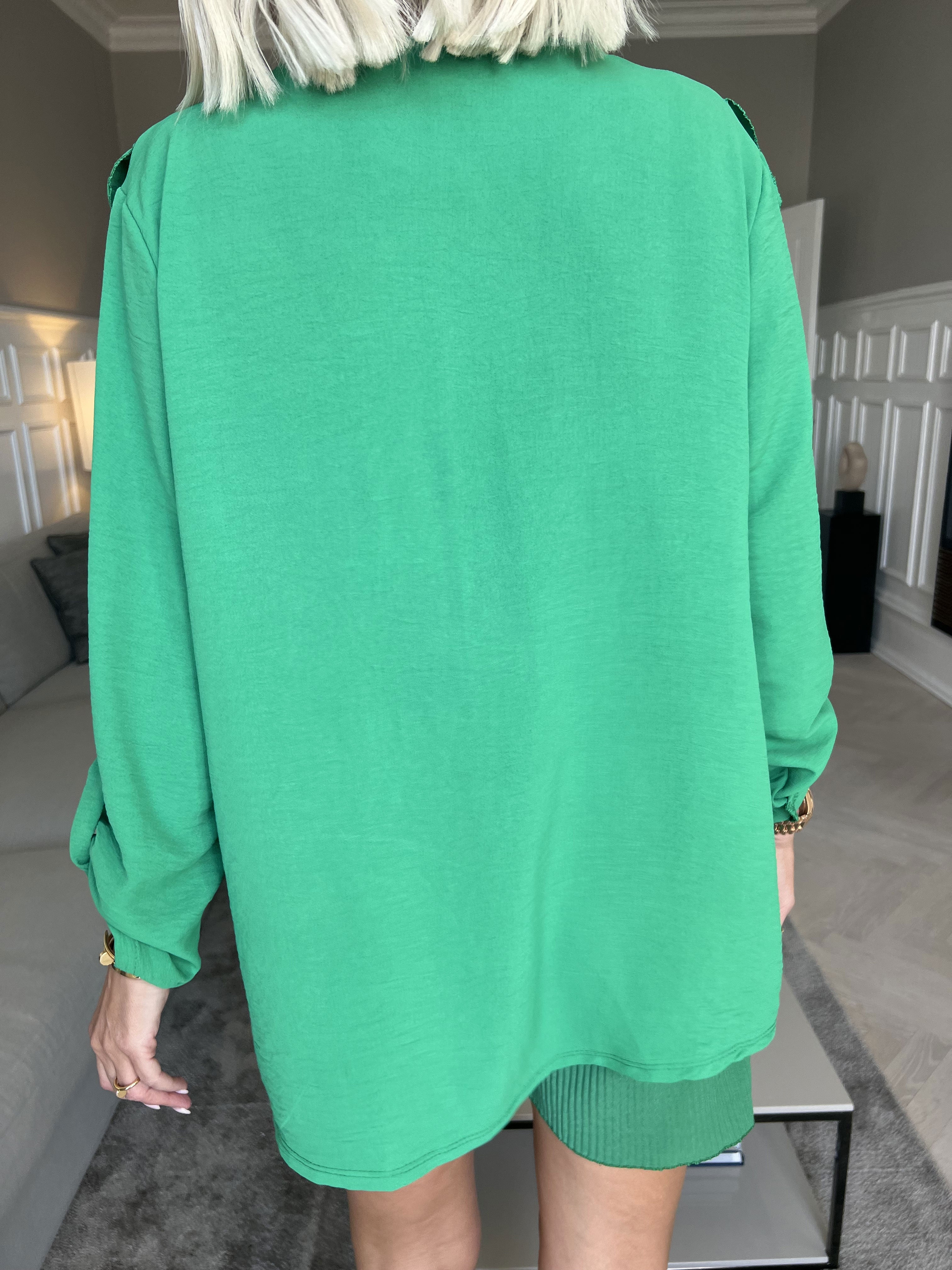 Nicola - Sød bluse med flæser og knapper